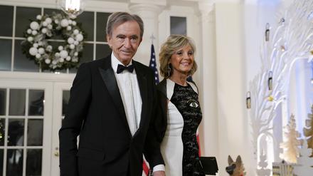 Bernard Arnault, Vorsitzender und CEO von LVMH Moët Hennessy, und seine Frau Helene Mercier-Arnault kommen zum Staatsdinner mit US-Präsident Biden und dem französischen Präsidenten Macron im Weißen Haus. 