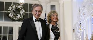 Bernard Arnault, Vorsitzender und CEO von LVMH Moët Hennessy, und seine Frau Helene Mercier-Arnault kommen zum Staatsdinner mit US-Präsident Biden und dem französischen Präsidenten Macron im Weißen Haus. 