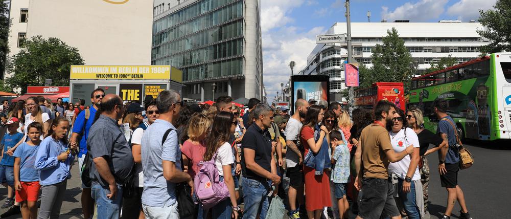 Touristen am Checkpoint Charlie in Berlin-Mitte.