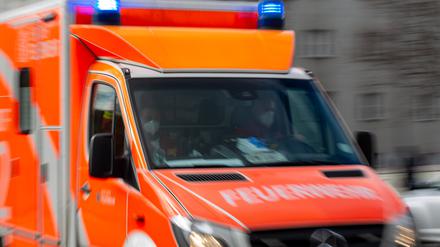 Ein Rettungswagen der Feuerwehr fährt auf einer Straße.