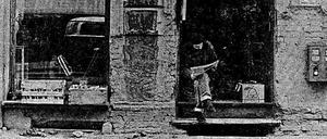 "Mit Muße die Zeit in der Galerie vertrödeln. Vieles von dem, was früher achtlos fortgeworfen worden wäre, findet heute in Trödelläden begeisterte Käufer. In der Kreuzberger Mariannenstraße ist der Ansturm der Interessenten noch nicht so groß." (Bildunterschrift vom 23. Juli 1980 im Tagesspiegel)