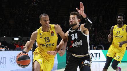 Louis Olinde (links) verlor am Mittwoch mit Alba in Bologna.