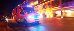 Ein Rettungswagen fährt mit Blaulicht.