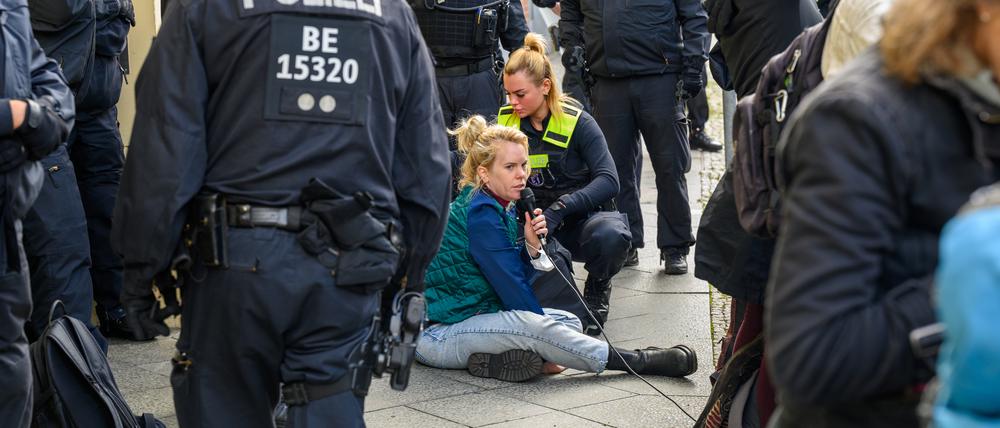 Judith Pape vor der Grünen-Parteizentrale in Berlin, September 2022.