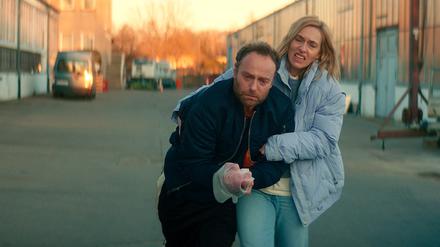 Ein Mann wird erschossen im Wald aufgefunden. Karow (Mark Waschke, mit Kim Riedle) kennt den Toten.