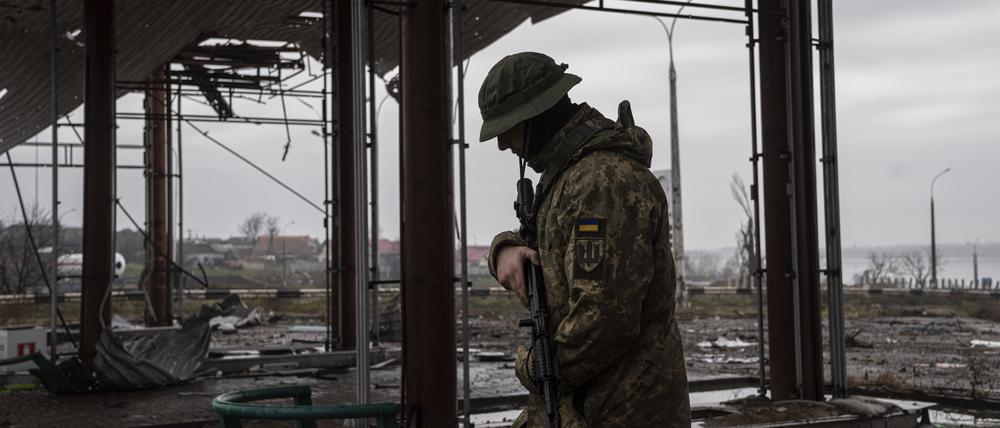 Ein ukrainischer Soldat patrouilliert in der Nähe der Antoniwkabrücke in Cherson.