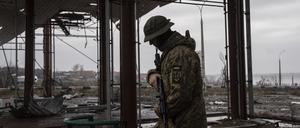 Ein ukrainischer Soldat patrouilliert in der Nähe der Antoniwkabrücke in Cherson. 