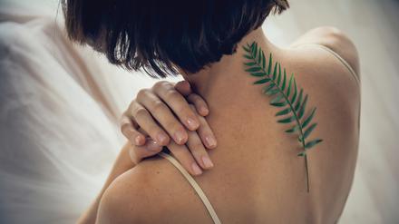 Frau mit Rückenschmerzen