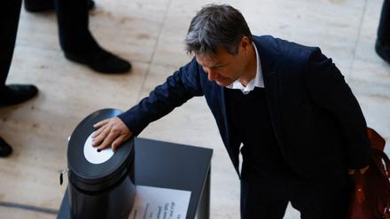 Wirtschaftsminister Robert Habeck bei der Abstimmung im Bundestag.