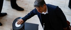 Wirtschaftsminister Robert Habeck bei der Abstimmung im Bundestag.