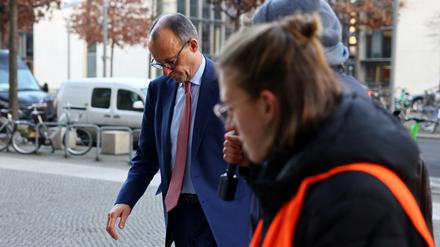 Der CDU-Vorsitzende Friedrich Merz bei einer Blockade-Aktion der „Letzen Generation“ vor dem Bundestag.