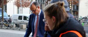 Der CDU-Vorsitzende Friedrich Merz bei einer Blockade-Aktion der „Letzen Generation“ vor dem Bundestag.