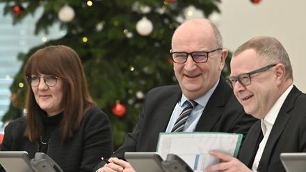 Dietmar Woidke (SPD, Mitte), Ministerpräsident des Landes Brandenburg, Michael Stübgen (CDU), Minister des Innern und für Kommunales des Landes Brandenburg, und Katrin Lange (SPD), Ministerin der Finanzen und für Europa des Landes Brandenburg, verfolgen eine Debatte des Landtages.