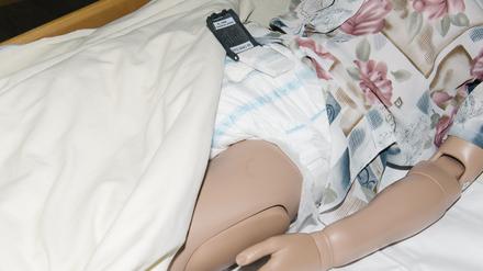 Sensorstreifen werden an einer Pflegepuppe getestet.