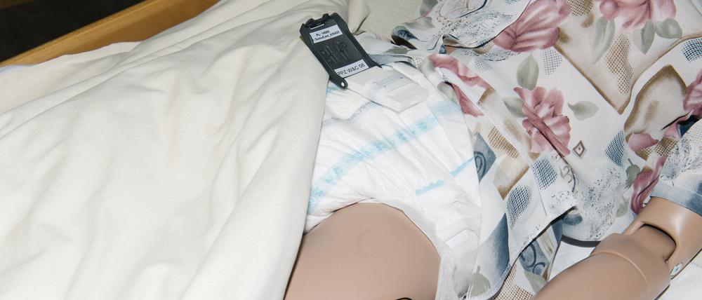 Sensorstreifen werden an einer Pflegepuppe getestet.