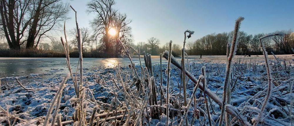 Die Feuerwehr Potsdam warnt vor dem Betreten der Eisflächen.