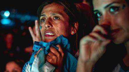 Argentinische Fußballfans fiebern in Spanien mit ihrer Mannschaft mit, die an der FIFA Fussball-WM 2022 in Katar teilnimmt.