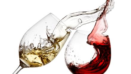 Letzte Station vor dem Genuss: Wein im Glas.