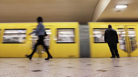 Eine U-Bahn fährt in den Bahnhof Zoologischer Garten ein. 