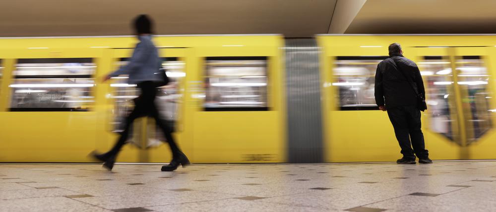 Eine U-Bahn fährt in den Bahnhof Zoologischer Garten ein.