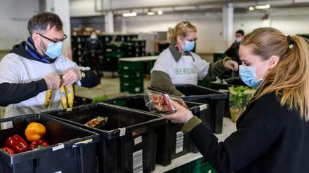 Auch im vergangenen Jahr hatten ehrenamtliche Helfer der Berliner Tafel zusätzliche Lebensmittel für Bedürftige in Tüten gepackt, um sie an Weihnachten zu verteilen.