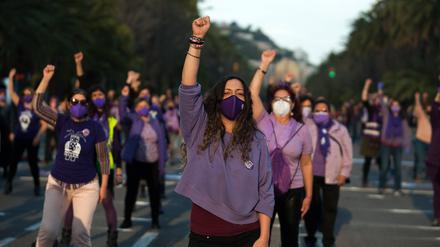 In Malaga protestieren Frauen gegen männliche Gewalt.