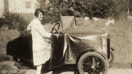 Unbekannte Fahrerin des Zaschka-Stadtautos Ende der 1920er-Jahre.