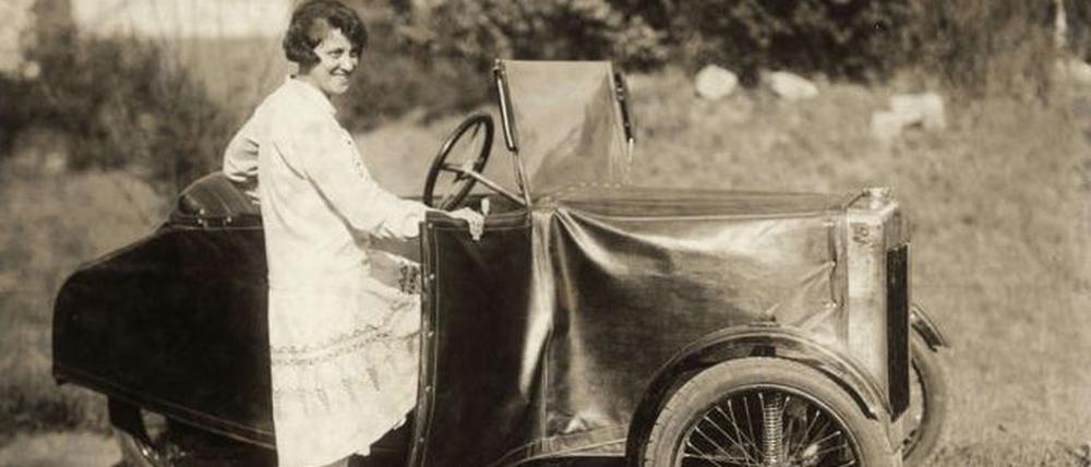 Unbekannte Fahrerin des Zaschka-Stadtautos Ende der 1920er-Jahre.