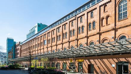 Aber bitte mit Sahne. 1969 gab Bolle seinen Meiereibetrieb in Moabit auf. Den alten Ziegelbau von 1886 nutzen heute die Bolle-Festsäle..