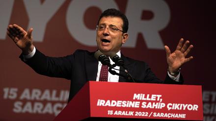 Ekrem Imamoglu, Bürgermeister von Istanbul, spricht zu seinen Anhängern, die sich vor dem Rathaus versammeln.