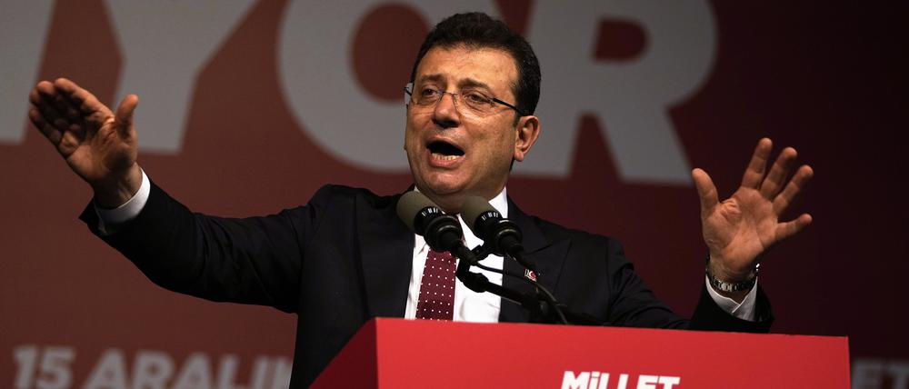 Ekrem Imamoglu, Bürgermeister von Istanbul, spricht zu seinen Anhängern, die sich vor dem Rathaus versammeln.