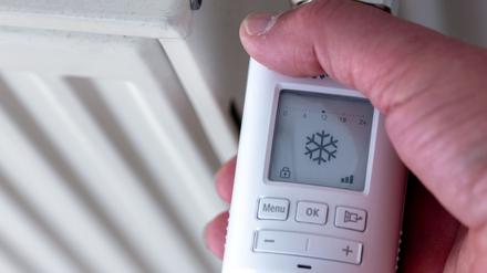 ARCHIV - 23.06.2022, Mecklenburg-Vorpommern, Pokrent: Auf einem digitalen Heizungsregler wird das Frostzeichen angezeigt und signalisiert einen abgestellten Heizkörper. Jeder zehnte Bundesbürger hat trotz teilweise winterlicher Temperaturen im Spätherbst noch nicht geheizt. (zu dpa «Umfrage: Jeder Zehnte hat bis Ende November noch nicht geheizt») Foto: Jens Büttner/dpa +++ dpa-Bildfunk +++