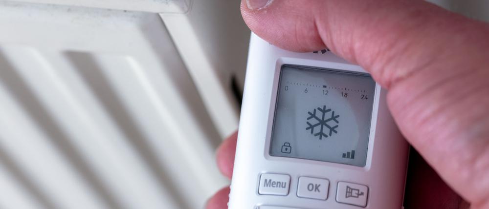 ARCHIV - 23.06.2022, Mecklenburg-Vorpommern, Pokrent: Auf einem digitalen Heizungsregler wird das Frostzeichen angezeigt und signalisiert einen abgestellten Heizkörper. Jeder zehnte Bundesbürger hat trotz teilweise winterlicher Temperaturen im Spätherbst noch nicht geheizt. (zu dpa «Umfrage: Jeder Zehnte hat bis Ende November noch nicht geheizt») Foto: Jens Büttner/dpa +++ dpa-Bildfunk +++