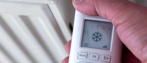 ARCHIV - 23.06.2022, Mecklenburg-Vorpommern, Pokrent: Auf einem digitalen Heizungsregler wird das Frostzeichen angezeigt und signalisiert einen abgestellten Heizkörper. Jeder zehnte Bundesbürger hat trotz teilweise winterlicher Temperaturen im Spätherbst noch nicht geheizt. (zu dpa «Umfrage: Jeder Zehnte hat bis Ende November noch nicht geheizt») Foto: Jens Büttner/dpa +++ dpa-Bildfunk +++