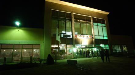 Bildnummer: 51937257  Datum: 04.12.2002  Copyright: imago/Sven Lambert
Eingang zum - Theater am Park - im Frankenholzer Weg in Berlin-Marzahn, Gebäude, außen, Außenansicht; 202, Berlin, Theater, Kultur; , quer, Kbdig, Totale, Deutschland,  , o0 Restlichtaufnahme