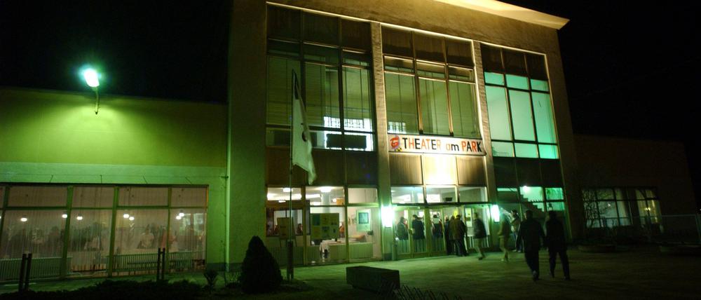 Bildnummer: 51937257 Datum: 04.12.2002 Copyright: imago/Sven Lambert
Eingang zum - Theater am Park - im Frankenholzer Weg in Berlin-Marzahn, Gebäude, außen, Außenansicht; 202, Berlin, Theater, Kultur; , quer, Kbdig, Totale, Deutschland, , o0 Restlichtaufnahme