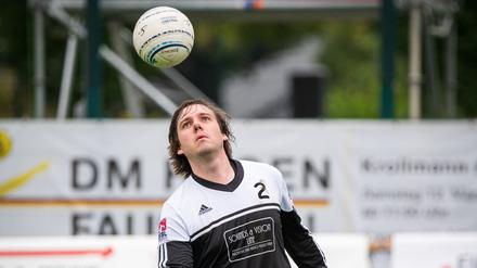 Marcus Nest von der Berliner Turnerschaft bei einer Ballannahme auf Rasen.