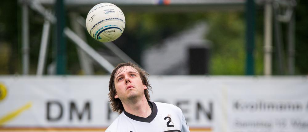 Marcus Nest von der Berliner Turnerschaft bei einer Ballannahme auf Rasen.