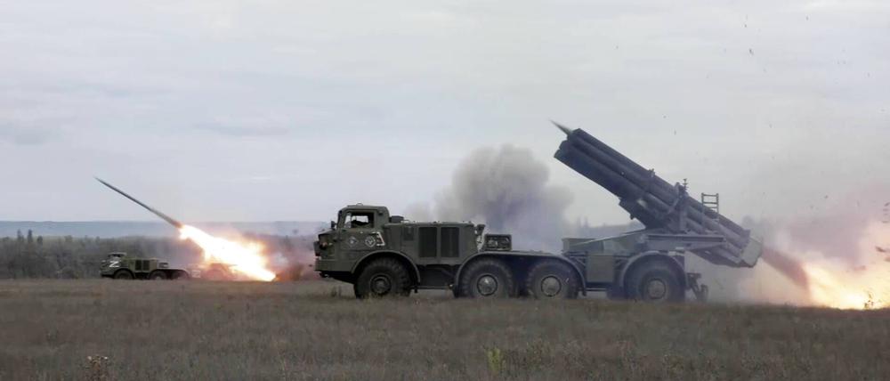 Russische BM-21 Mehrfachraketenwerfer im Einsatz im Krieg gegen die Ukraine.
