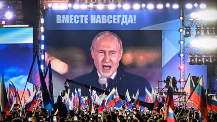 Menschen auf dem Roten Platz in Moskau bejubeln Wladimir Putin. (Archivbild)