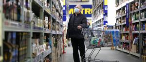 Ein Kunde in einem Supermarkt in Moskau