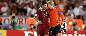Dem kleinen Finale fehlt der heilige Ernst des richtigen Endspiels. Es bringt selbst jemanden wie Oliver Kahn (r.) zum Lachen. 