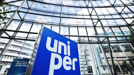 Ein Logo steht im Foyer der Hauptverwaltung des Energieversorgungsunternehmens Uniper in Düsseldorf.