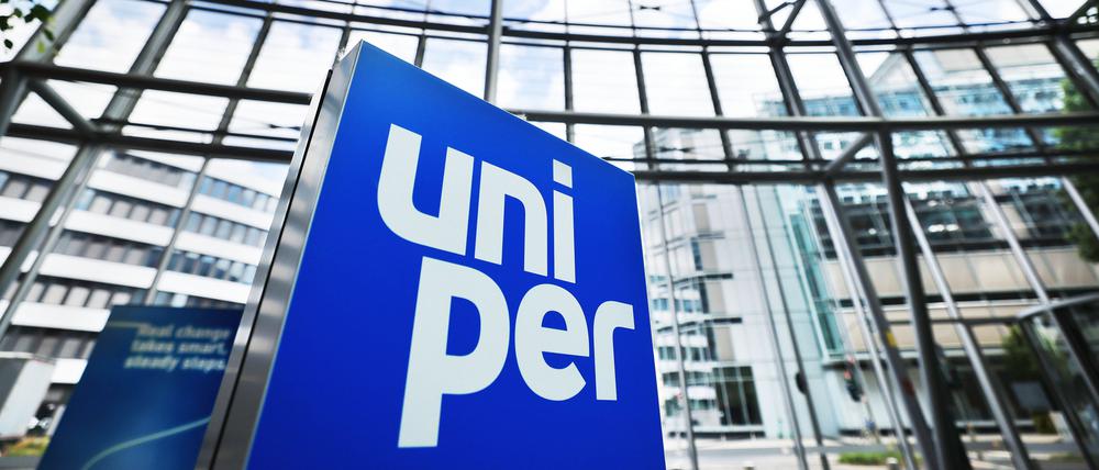 Ein Logo steht im Foyer der Hauptverwaltung des Energieversorgungsunternehmens Uniper in Düsseldorf.