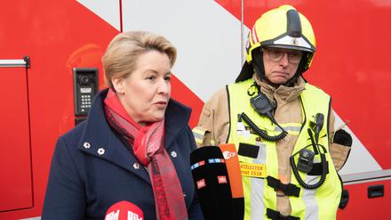 Die Regierende Bürgermeisterin Franziska Giffey (SPD) spricht am Großaquarium im Sea Life am Berliner Dom mit Journalisten.