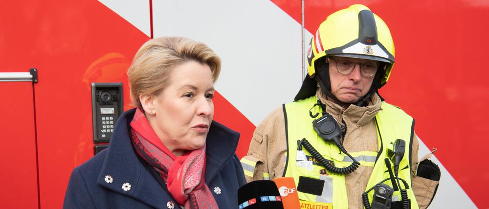 Die Regierende Bürgermeisterin Franziska Giffey (SPD) spricht am Großaquarium im Sea Life am Berliner Dom mit Journalisten.