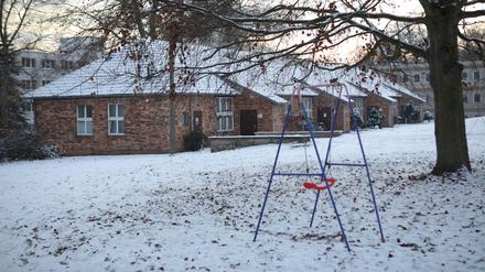 Eine Schaukel steht in Schmerwitz vor dem Haus, in dem ukrainische Geflüchtete wohnen. Die Gemeinde hätte sich einen Spielplatz gewünscht.
