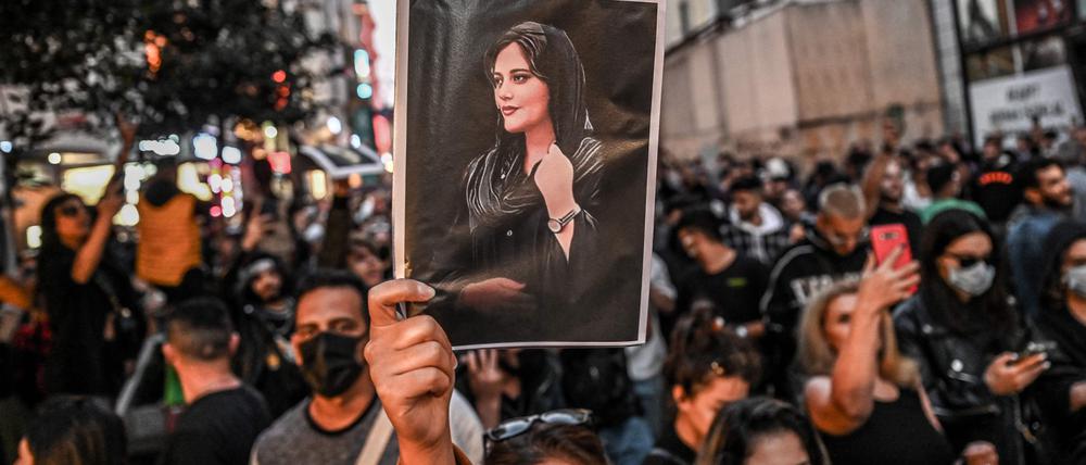 Der Tod der 22-jährigen Mahsa Amini löste landesweite Proteste im Iran aus. Vielen Demonstranten droht nun die Hinrichtung.
