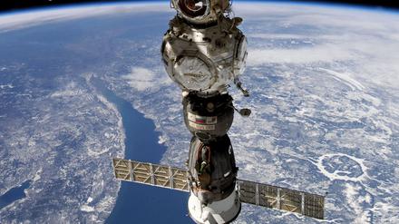 Die Sojus-Kapsel der Internationalen Raumstation (ISS) während ihres Fluges. Ein erhebliches Leck verhindert den Rückflug.