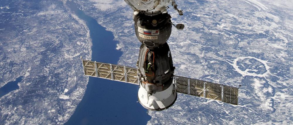 Die Sojus-Kapsel der Internationalen Raumstation (ISS) während ihres Fluges. Ein erhebliches Leck verhindert den Rückflug.